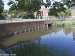 Brug en hoge kades aan de vijverkant
<br/>
Corrie Groen- Pickhard, 2015-08-05